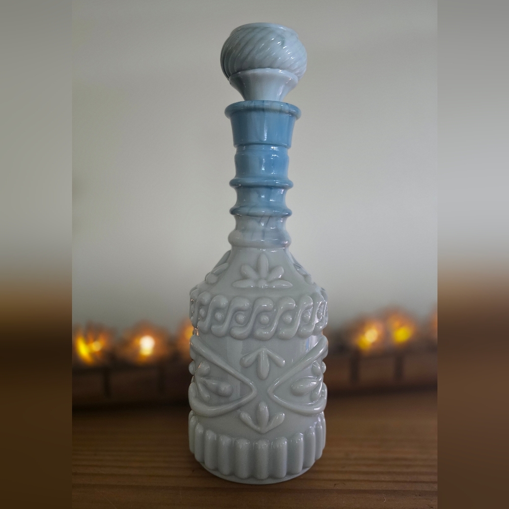 1972 Jim Beam Milk Glass Blue Swirl Kentucky DRB 230 Liquor Decanter